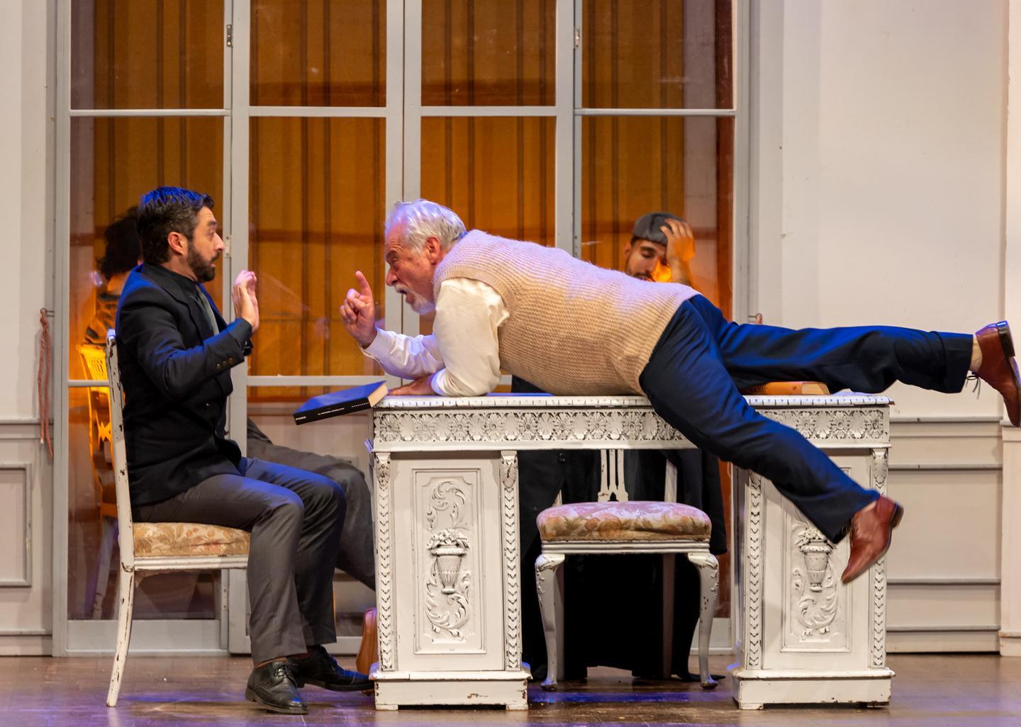 «Metto in scena i falsi vincenti dei social» 