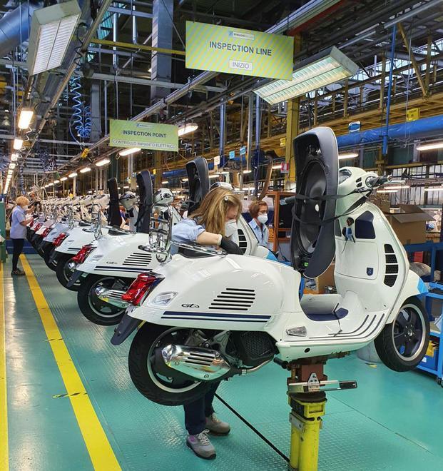 La linea di montaggio della Vespa ai tempi del Covid