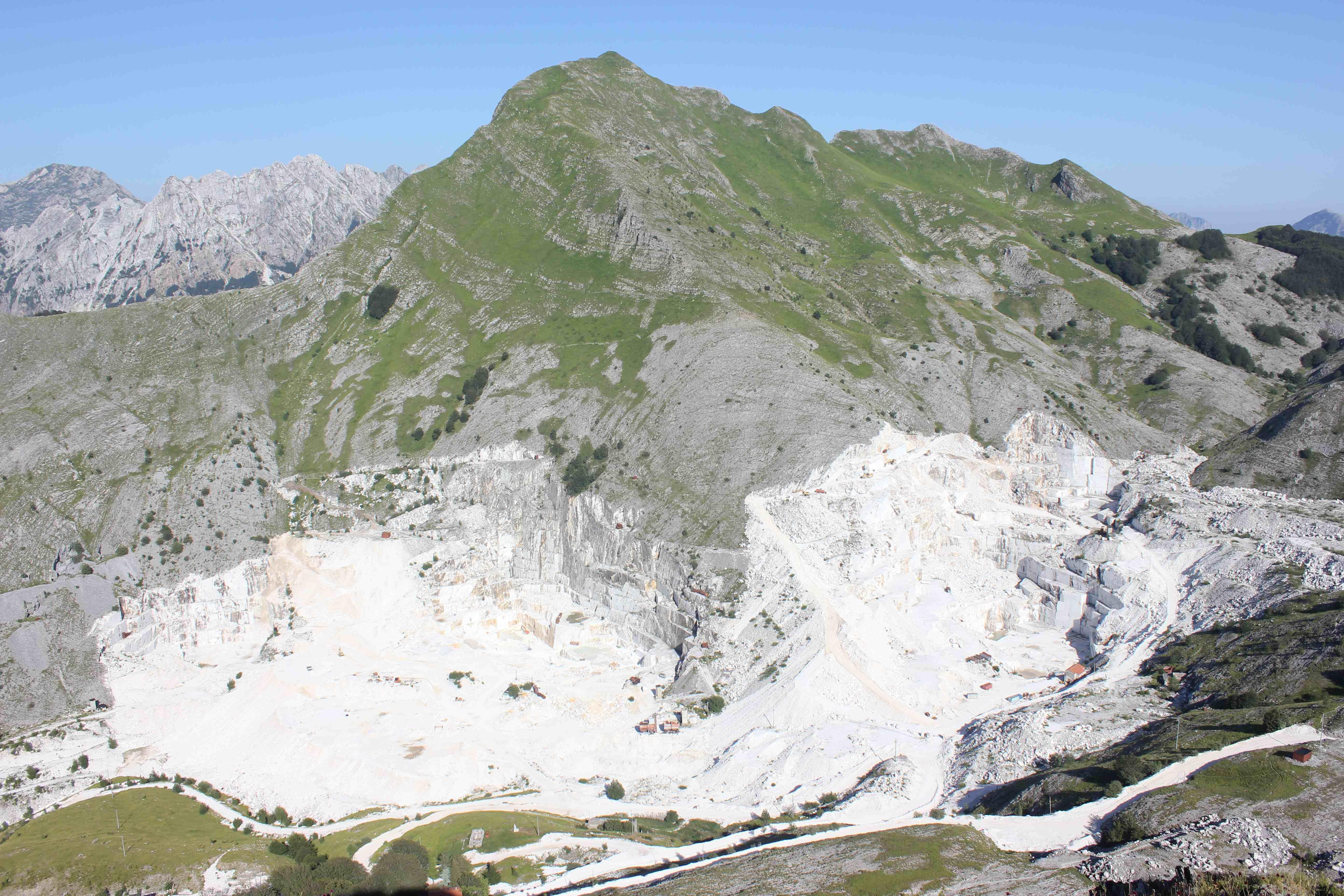 Una veduta delle cave del Sagro