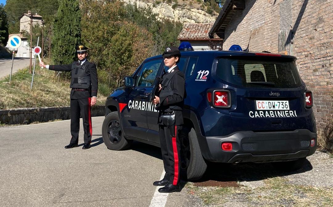 Aggredisce un 60enne che lo filma in moto e gli rompe il cellulare, denunciato 21enne