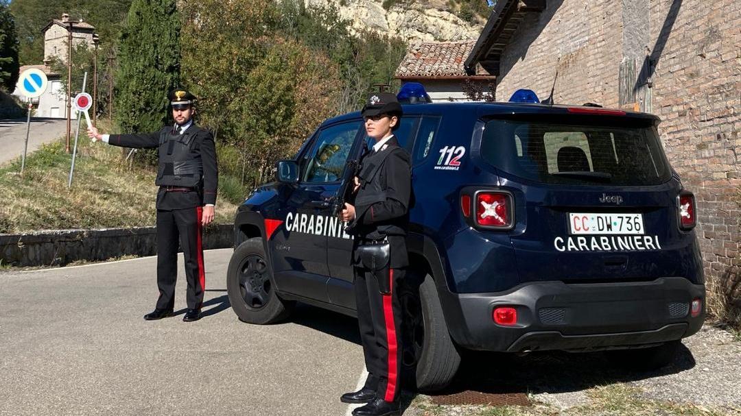 Aggredisce un 60enne che lo filma in moto e gli rompe il cellulare, denunciato 21enne