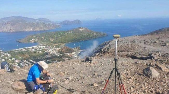 Vulcano: continua attività fumarole su isola delle Eolie
