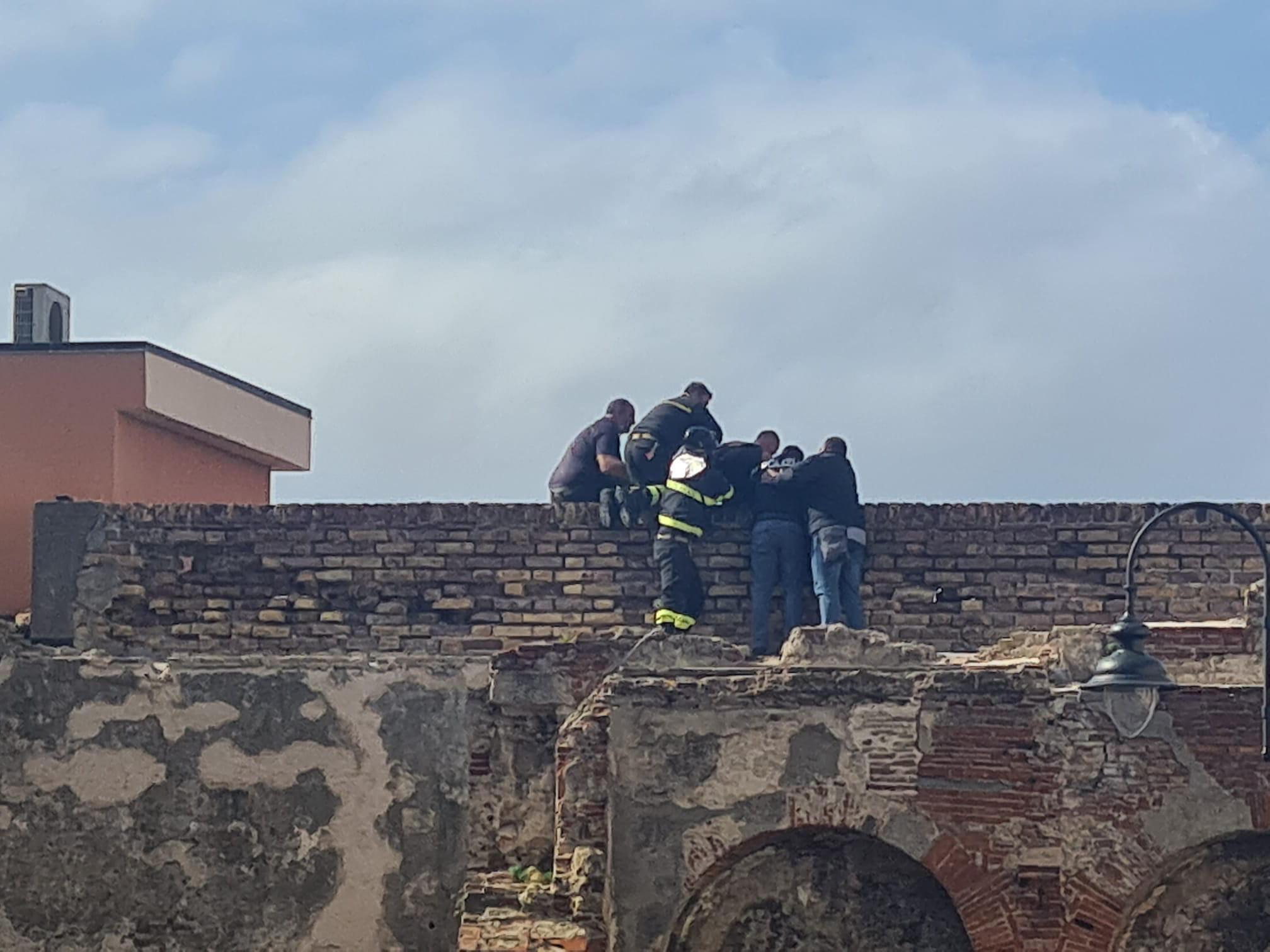 Vigili del fuoco e polizia di frontiera marittima all'opera (foto Daniele Stefanini/Silvi)