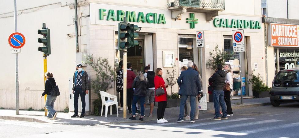 Viareggio, agende piene per i tamponi: parte l’appello alle farmacie 