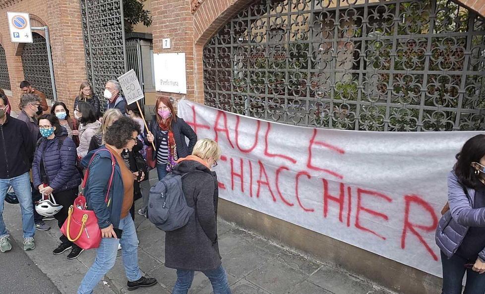 La rabbia della scuola ai cancelli della prefettura: «Senza spazi leso il diritto allo studio» 