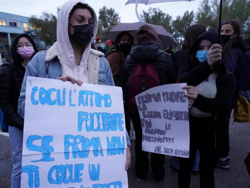 Pontedera, i liceali disertano le lezioni: «Questa qui non è scuola» 