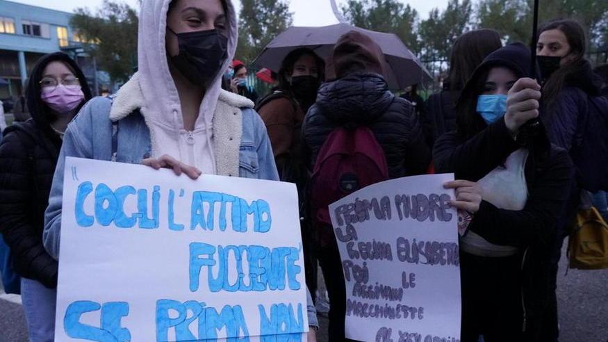 Pontedera, i liceali disertano le lezioni: «Questa qui non è scuola»