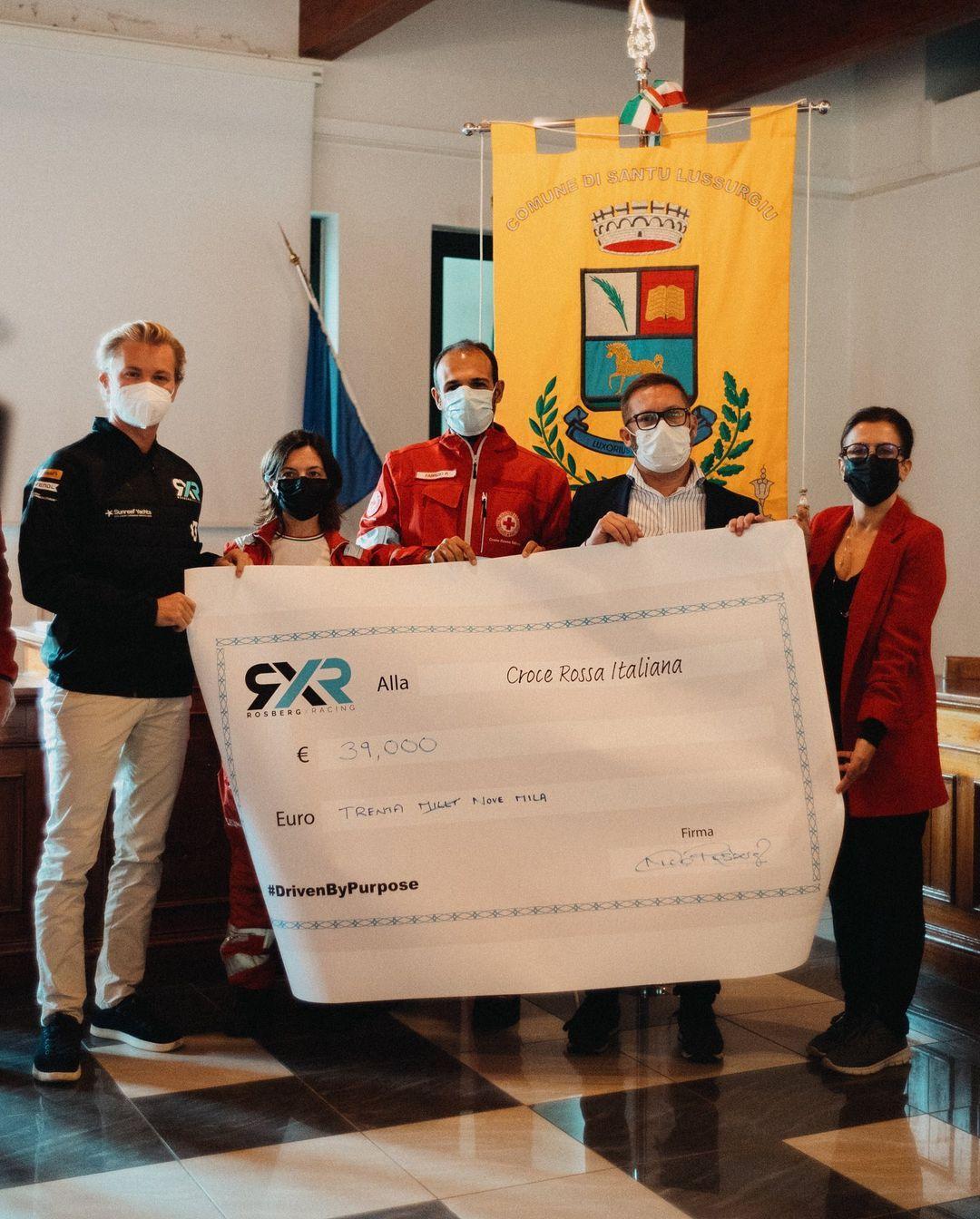 L'ex campione mondiale di F1 Nico Rosberg nelle aree bruciate nell'Oristanese: «Sono scioccato»