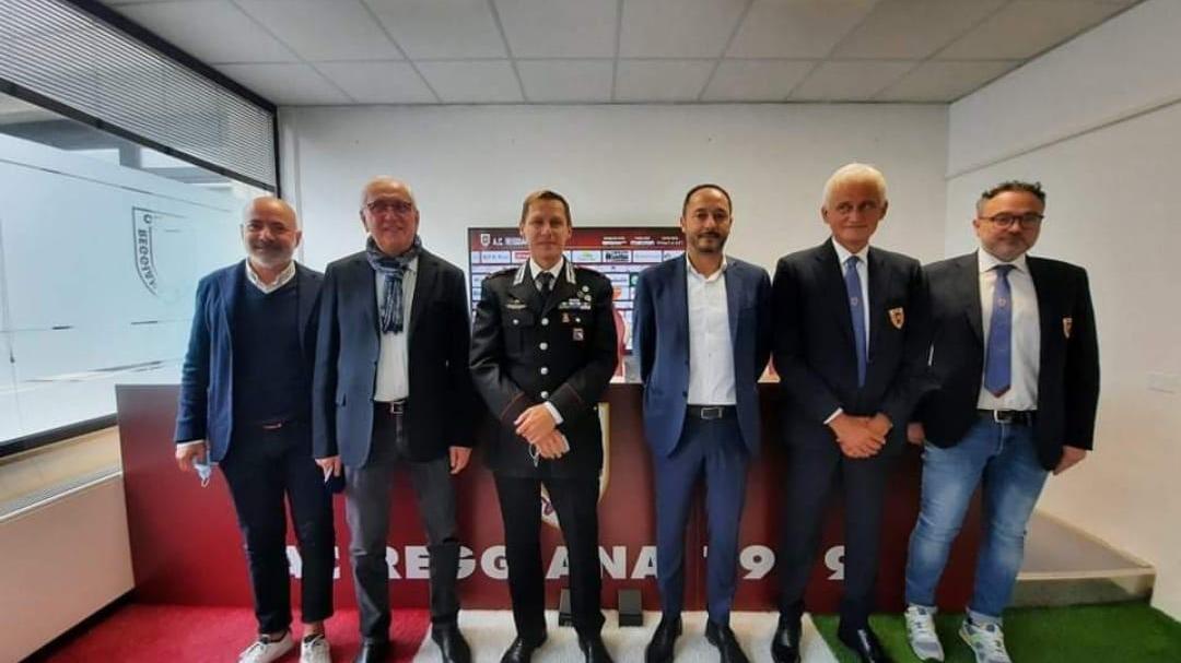 Il colonnello Andrea Milano con i vertici del club granata nella sede di via Brigata Reggio