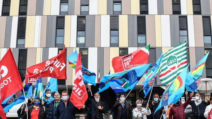 Medici e infermieri protestano «Servono nuove assunzioni»