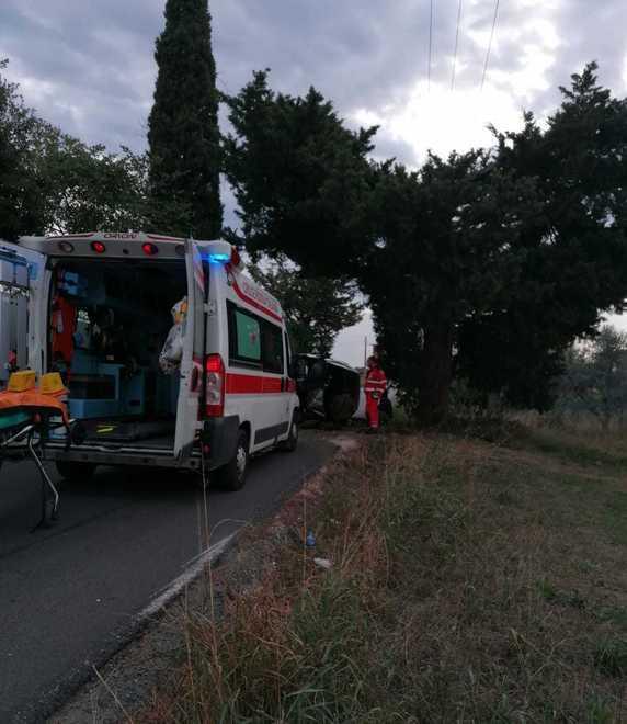 Automobile si ribalta lungo via Ceralti Soccorsa una donna