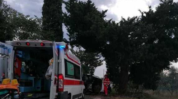 Automobile si ribalta lungo via Ceralti Soccorsa una donna
