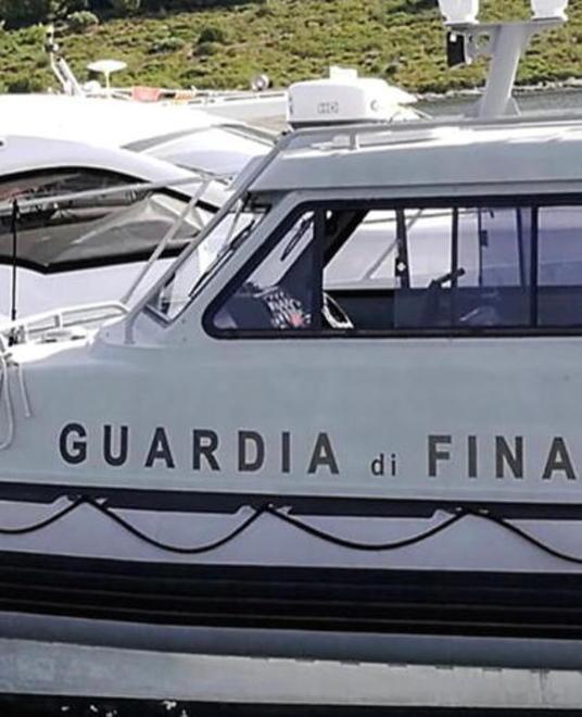 Affitta in nero villa e capannoni Lo fermano a bordo dello yacht 