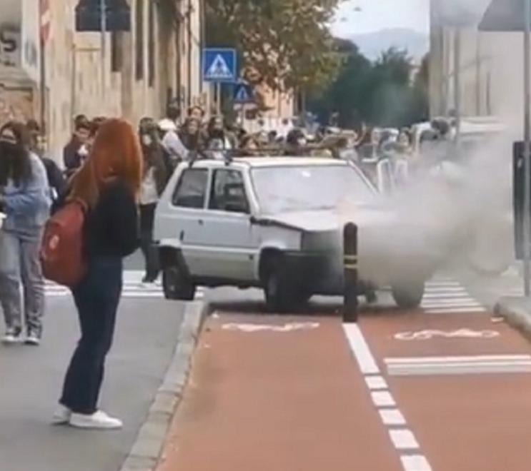 Macchina in fiamme all’uscita dell’Iti In azione i pompieri