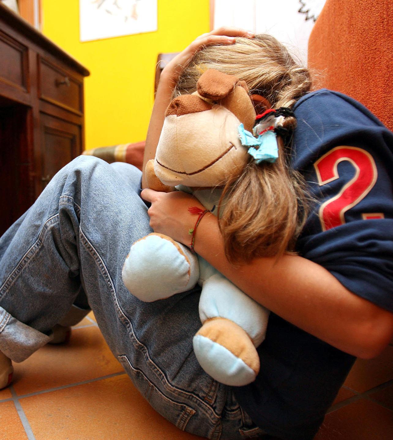 Olbia, autista dello scuolabus palpeggia l’alunna: condannato a tre anni 