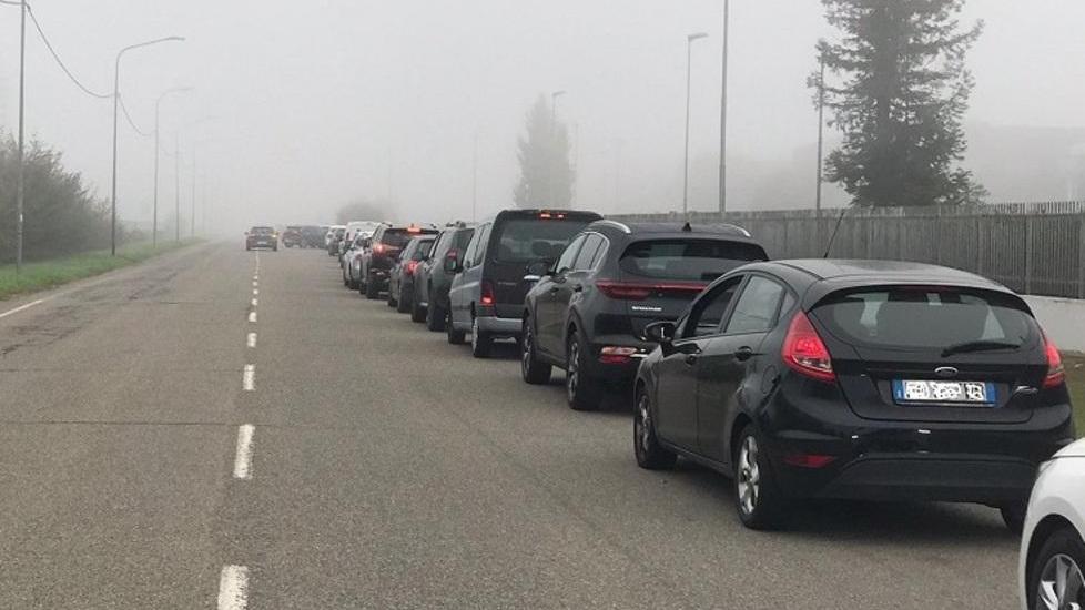Carpi. Alle “Don Milani” 300 tamponi a scuola I genitori fanno la coda in auto per il test