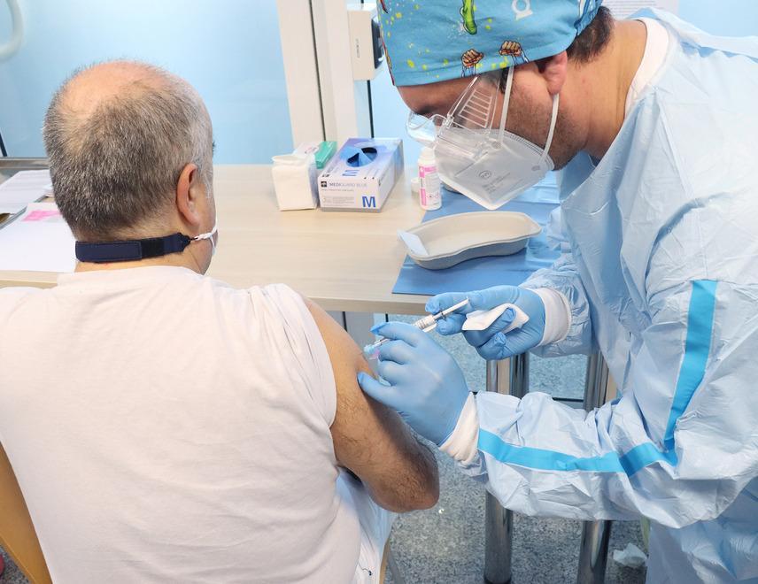 Cresce l’età media dei contagiati: «Ecco perché serve la terza dose» 