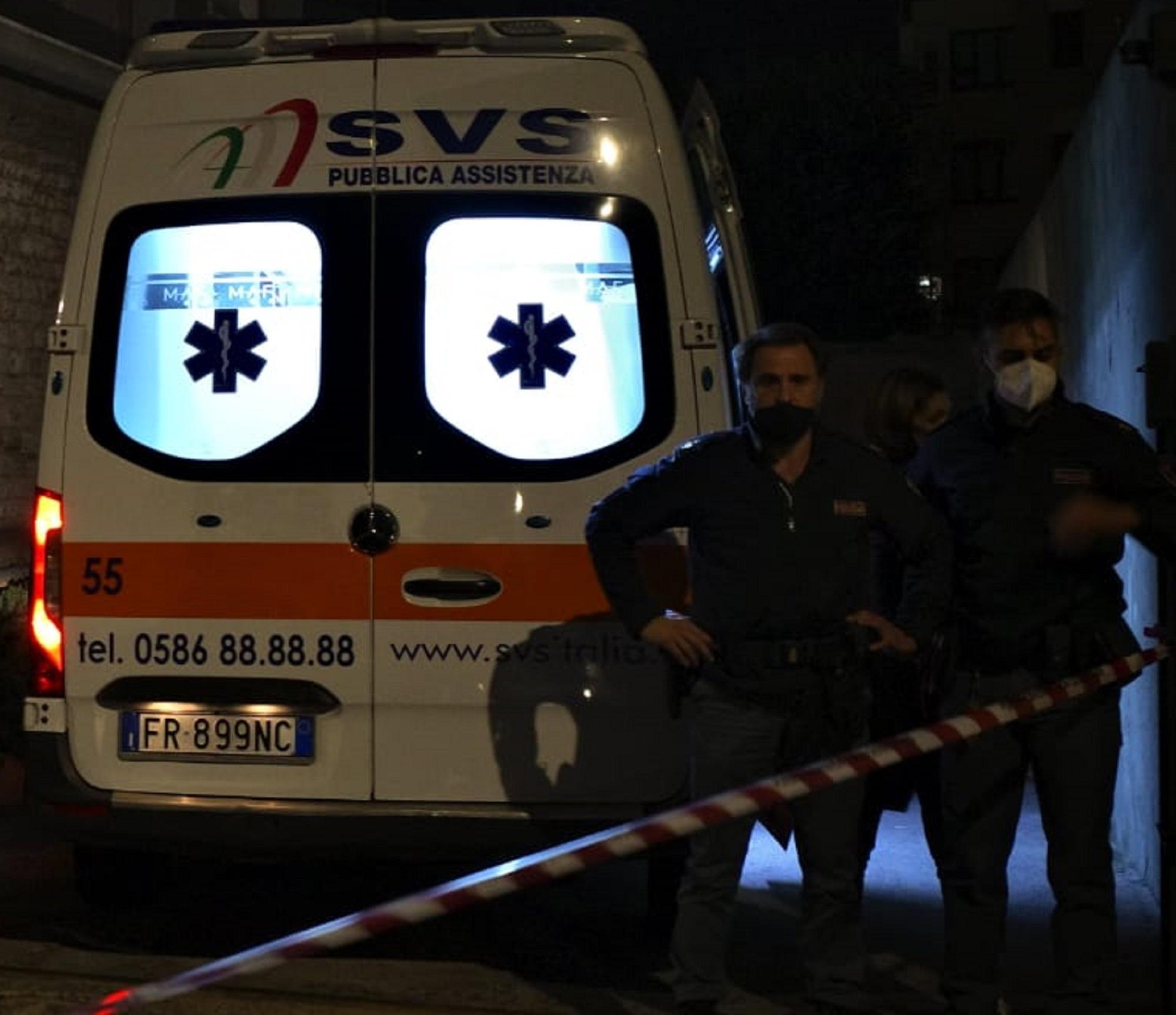 Due agenti della polizia di Stato e un’ambulanza della Svs durante un intervento