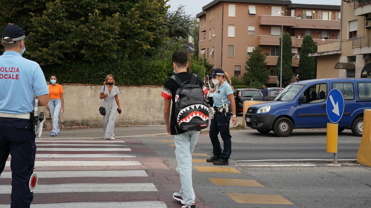 Agenti della polizia municipale in servizio nella zona del villaggio scolastico a Pontedera