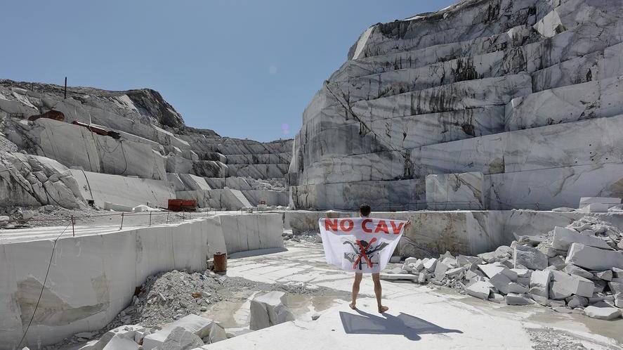 Una protesta degli ambientalisti alla cava sulla Focolaccia