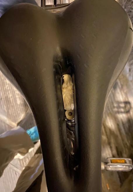 Spaccia la cocaina in bici, fermato dopo la zuffa 