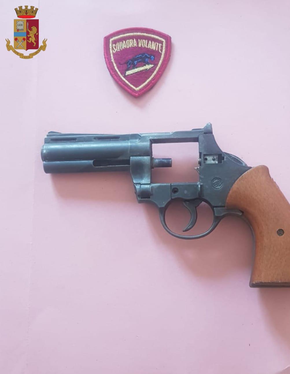 Minaccia un passante con una pistola, paura in via Roma