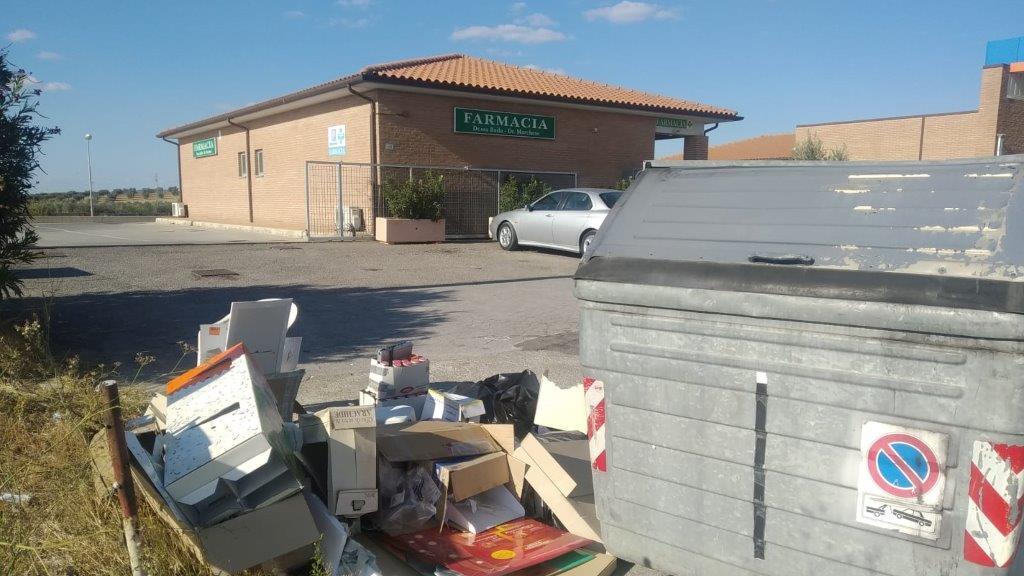Il cassonetto sommerso dai rifiuti che fa infuriare il titolare del distributore di via Scansanese