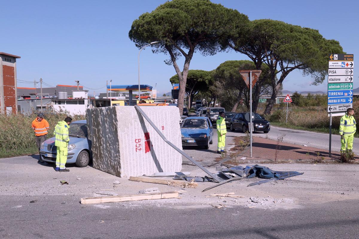 Pisa, cade blocco di granito alla rotatoria: auto sfiorata