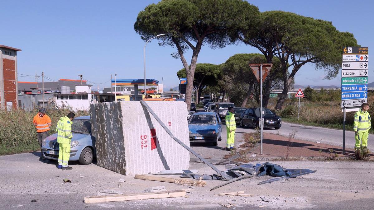 Pisa, cade blocco di granito alla rotatoria: auto sfiorata