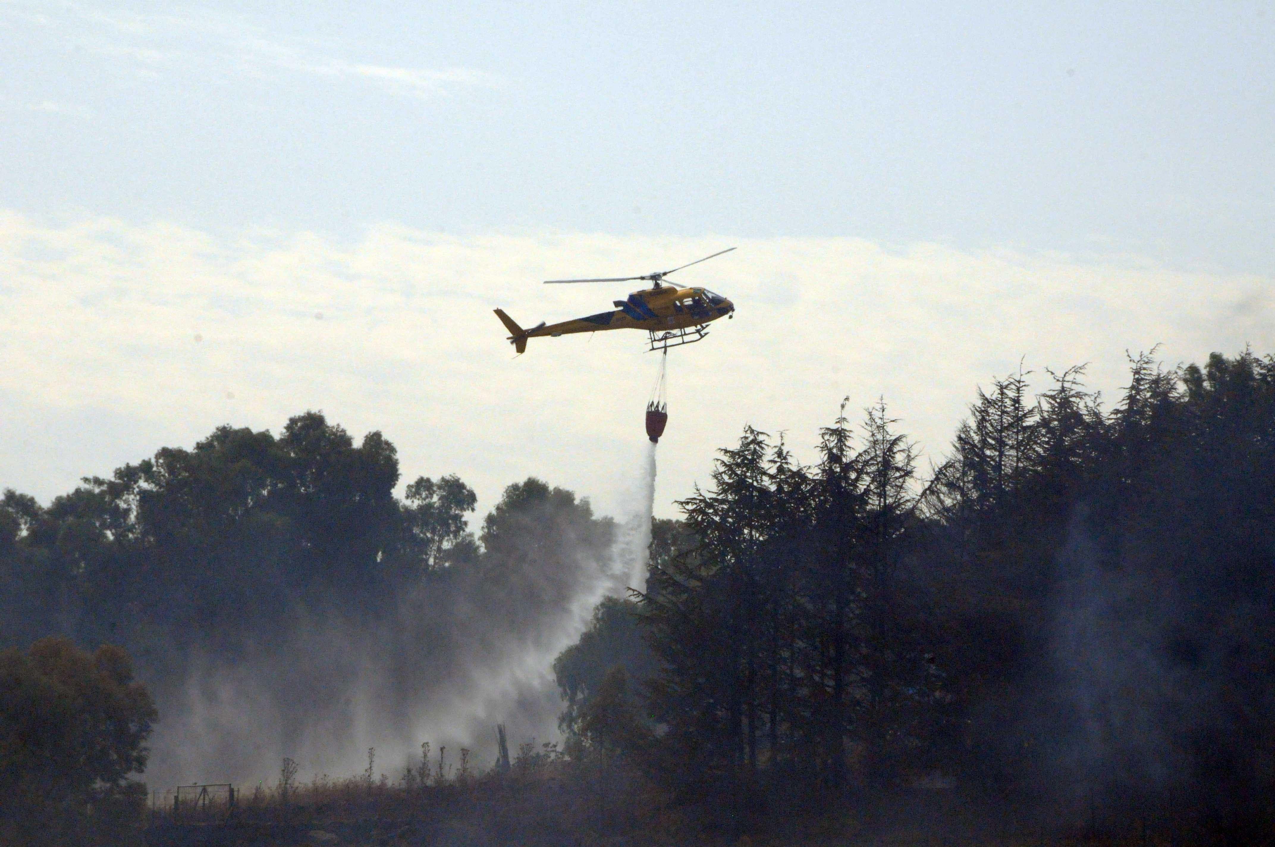Ancora incendi in Sardegna, a Burgos in azione anche l'elicottero