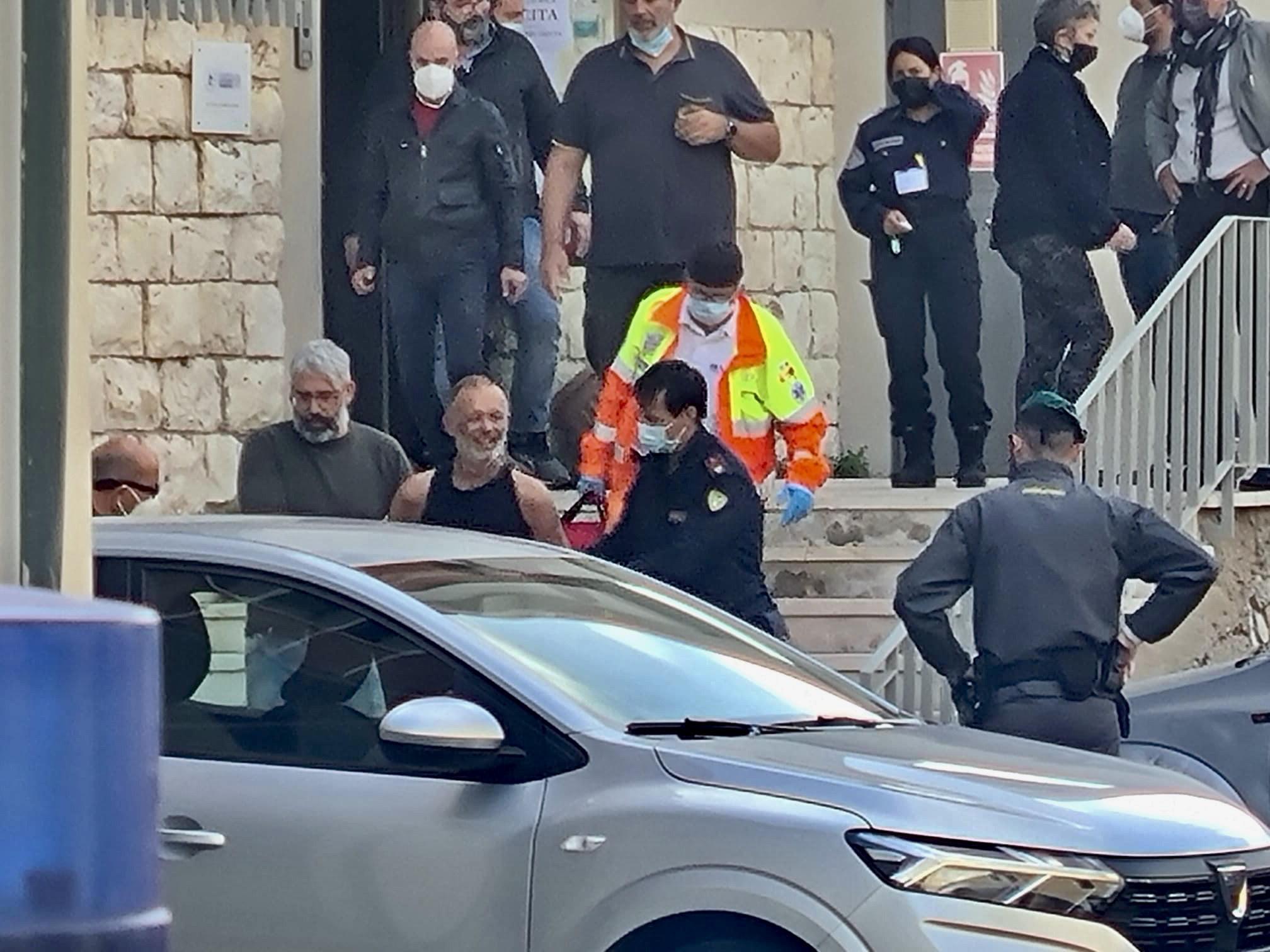 Herman all'uscita del piazzale della dogana dopo il salvataggio di polizia e pompieri (foto Daniele Stefanini/Silvi)