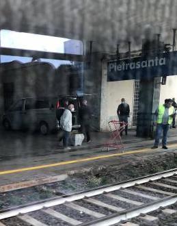 Muore travolto dal treno Il Progetto comunità: «Pochi fondi per i deboli»