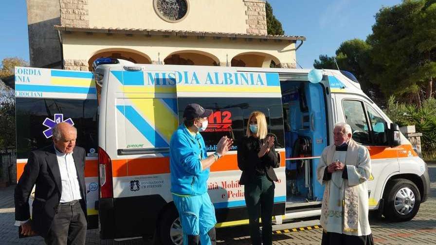 Taglio del nastro per la nuova ambulanza pediatrica «Strumenti all’avanguardia»