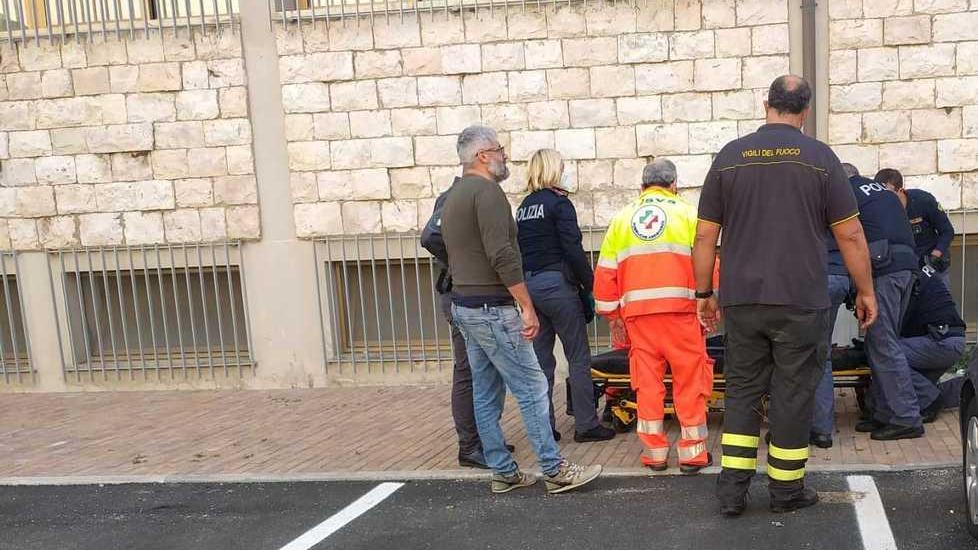 Il solito olandese scappa dall’ospedale salvato sul tetto della biglietteria Toremar