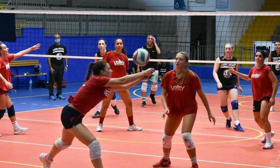 Bentornate a casa ragazze L’abbraccio al Volley Cecina 