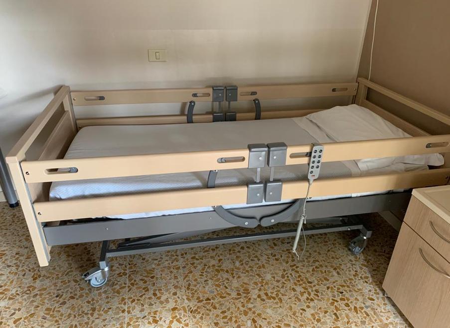 Al centro Remaggi posizionato il letto in ricordo di Franca
