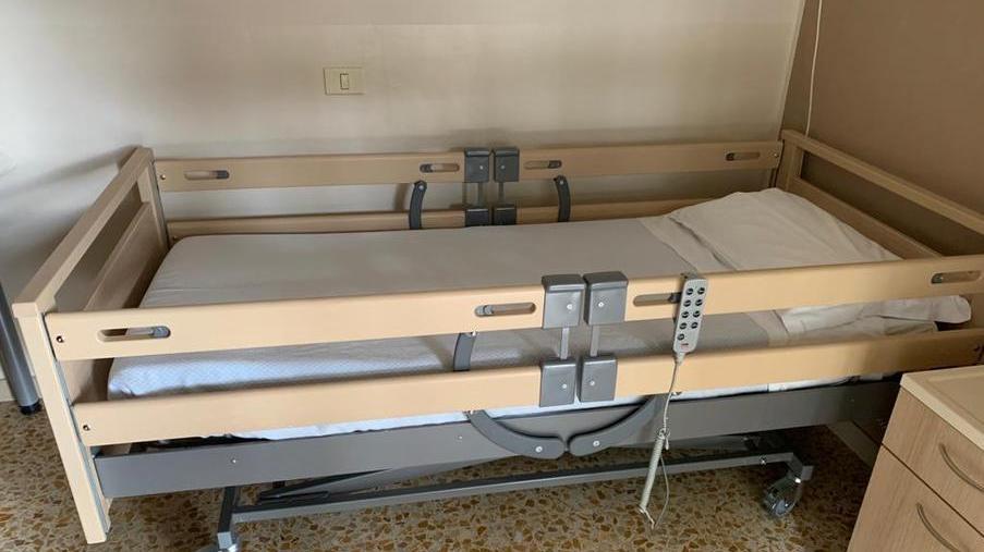 Al centro Remaggi posizionato il letto in ricordo di Franca
