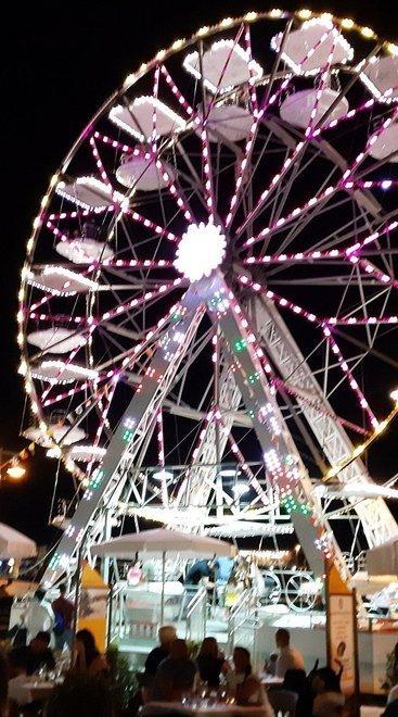 Una ruota panoramica in piazza Mercatale 