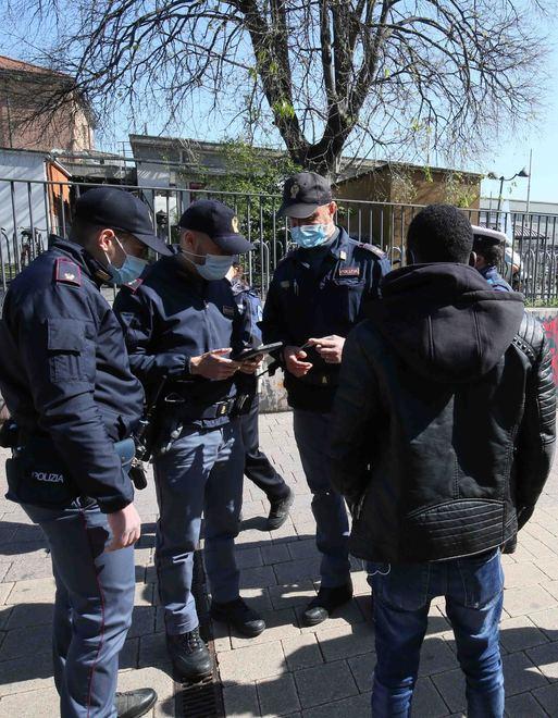 Nigeriano clandestino portato alla frontiera