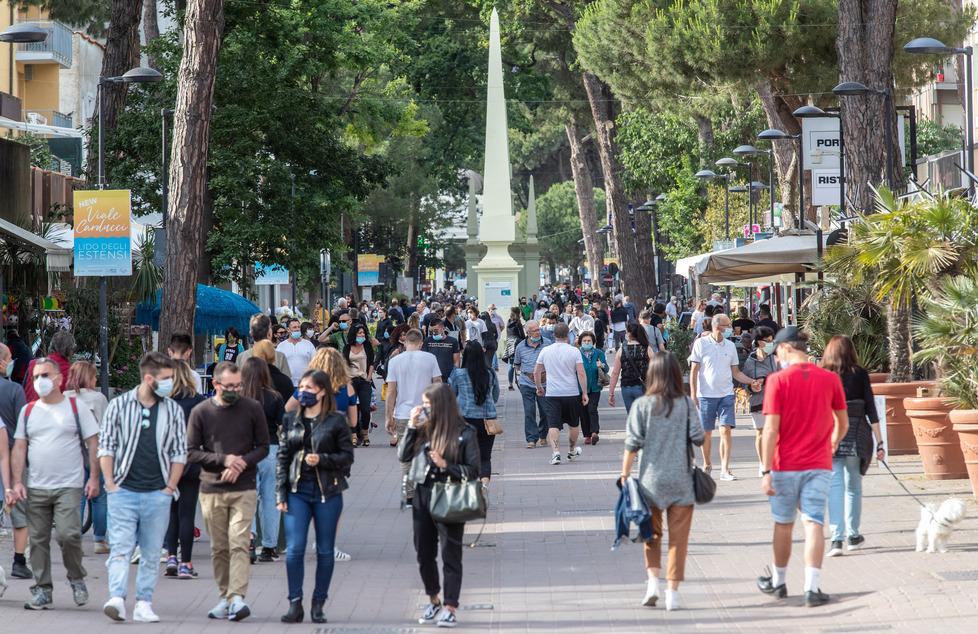 Sui pini di Lido Estensi la maggioranza è divisa 