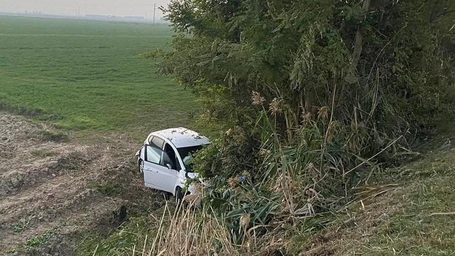 Perde il controllo e l’auto va fuori strada Ferita una donna