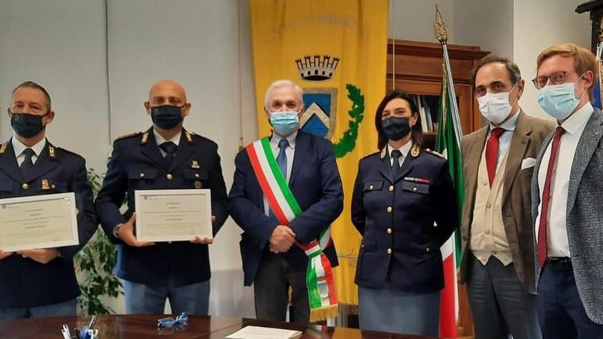 Rapinatore fermato Encomio comunale ai due poliziotti