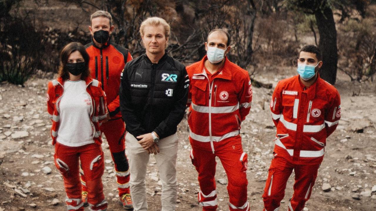 Rosberg nei boschi distrutti dal fuoco