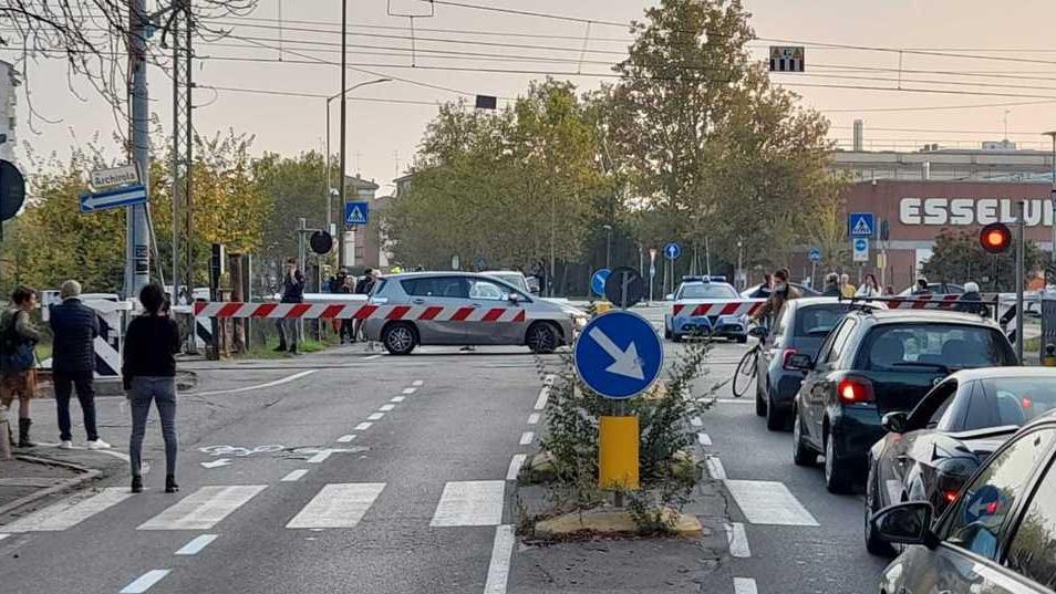 Modena. Auto si blocca nel passaggio a livello su via Morane
