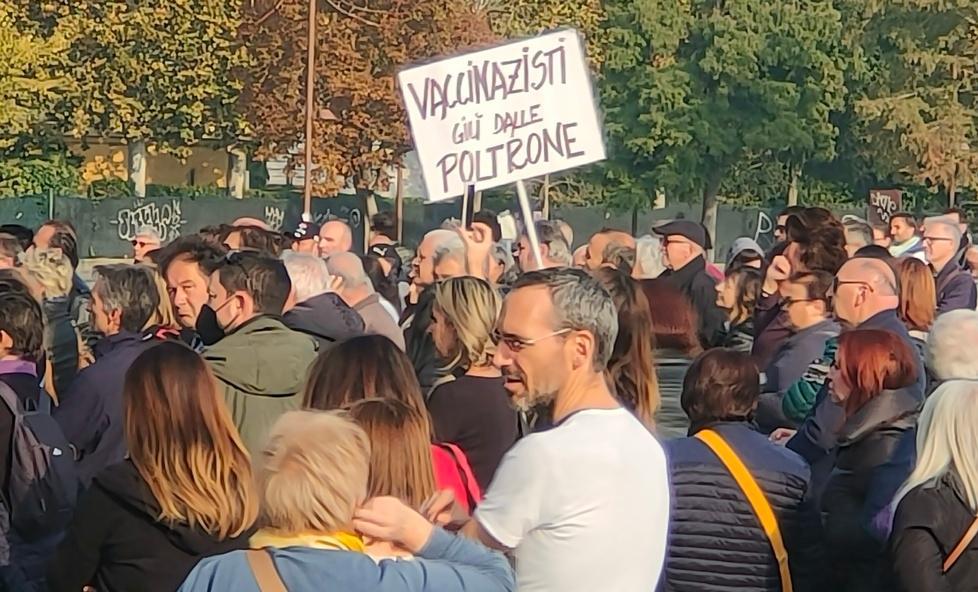 Modena, No-vax e no-green pass al Novi Sad: «In Italia arriverà una Norimberga 2» 