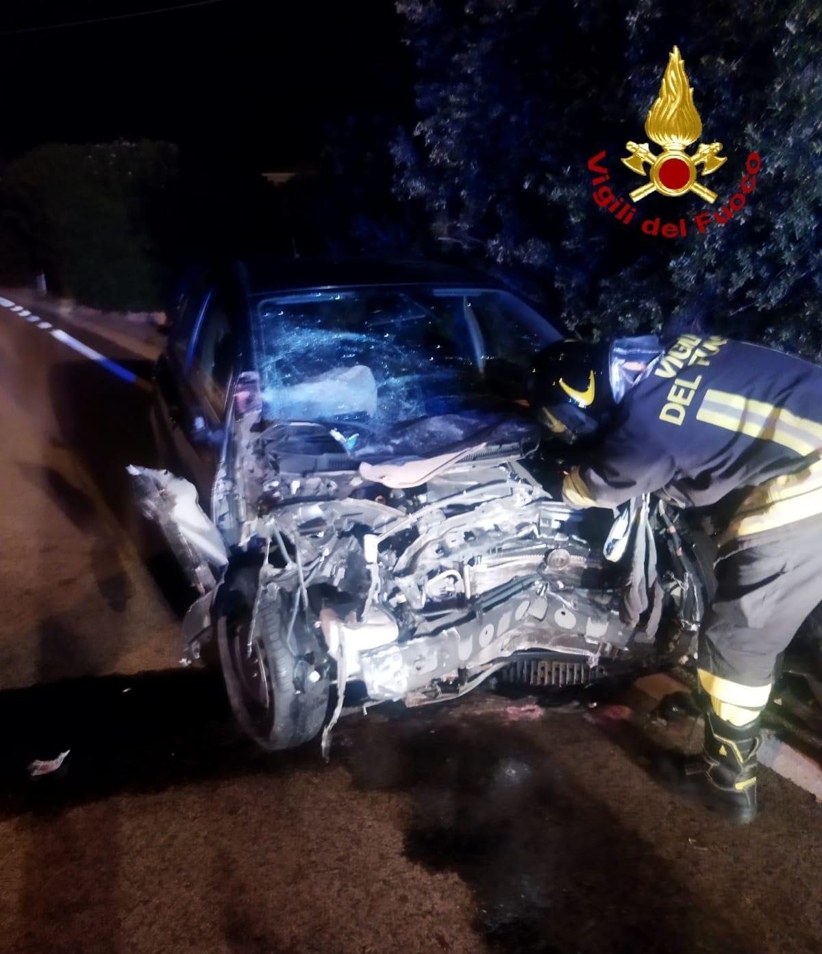 Salto di corsia e scontro frontale nella notte sulla provinciale per Arzachena: due feriti 