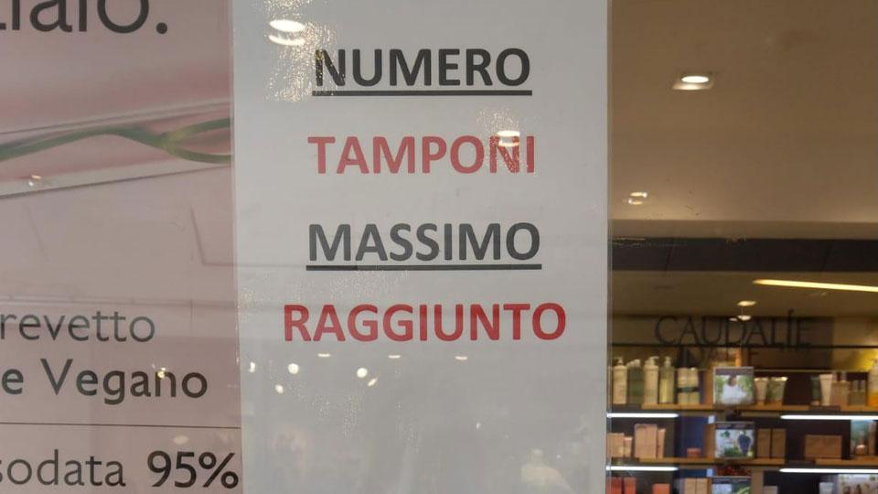 Pisa, farmacie ancora prese d’assalto: c’è chi prenota il tampone fino al 31 dicembre 
