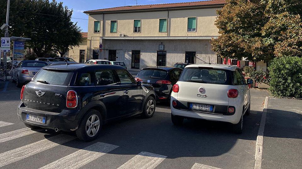Auto in sosta vietata: «Sono in doppia fila o occupano i posti di scooter e moto»