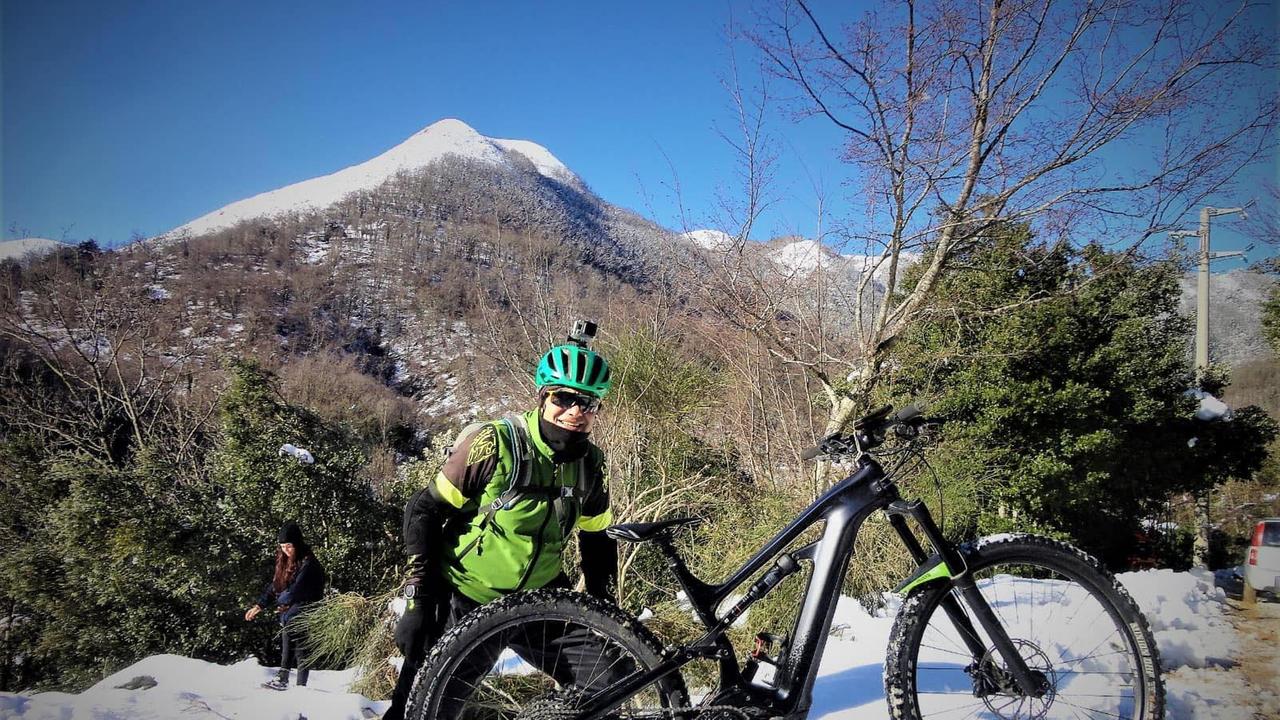 L'escursione in mountain bike finisce in tragedia: muore ex rappresentante di 68 anni