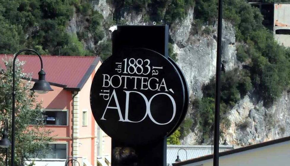 L’insegna della Bottega di Adò